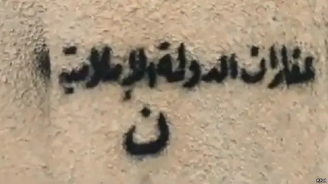 Tembok dan pagar rumah milik warga Kristen ditulis dengan cat semprot berbunyi, 'Properti milik ISIS. N'. 