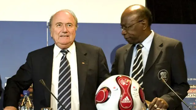 سب بلاتر (چپ) به دلیل اتهام فساد گسترده در فیفا از سمت خود استعفا داد