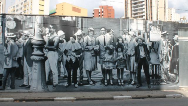 Neste grafite, Kobra optou pelo branco e preto para dar um tom nostálgico na ilustração da São Paulo do começo do século 20. Foto: Charles Humpreys