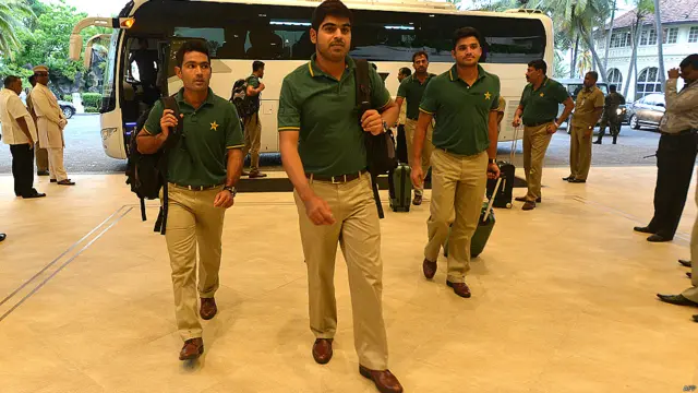 پاکستانی کرکٹ ٹیم سری لنکا کے دارالحکومت کولمبو پہنچ گئی ہے۔پاکستانی ٹیم سری لنکا میں تین ٹیسٹ، پانچ ون ڈے اور دو ٹی 20 انٹرنیشنل کھیلے گی۔
