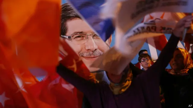 داوود أوغلو بحث مع أعضاء حزب العدالة والتنمية نتائج الانتخابات في اجتماع سابق.