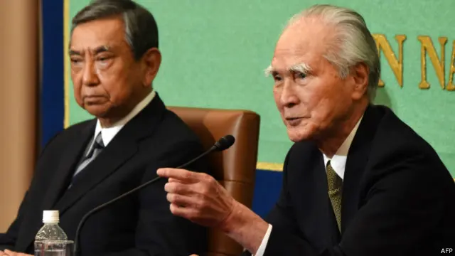 村山富市(右）和河野洋平联合发表讲话