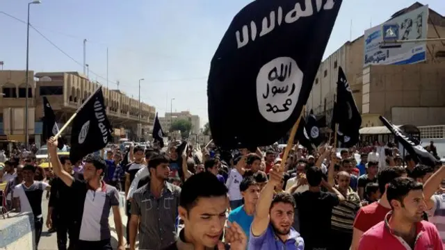 مقامی لوگوں کو بھی اپنے گھر اور عمارات سجانے پر مجبور کیا گیا ہے