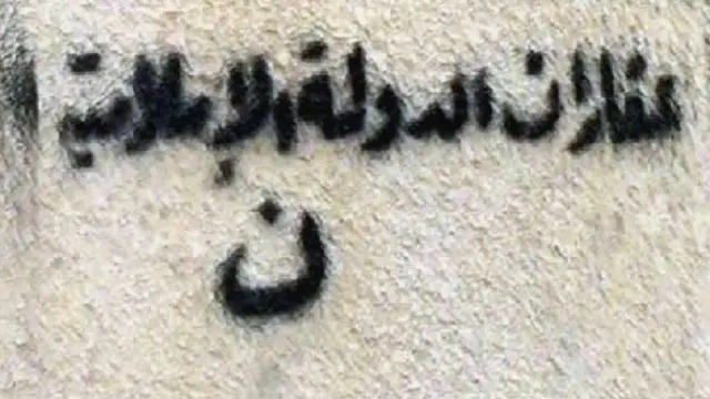 Evlerdeki "IŞİD'in malıdır" yazısı ve "N" harfi.