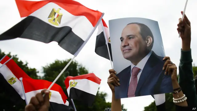 الجيش المصري بقيادة السيسي عزل الرئيس المنتخب محمد مرسي بعد احتجاجات عليه.