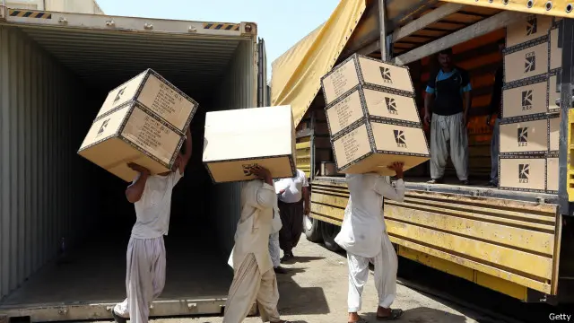 پاکستان ایران کو چاول، پھل اور سبزیاں برآمد کرتا ہے جبکہ ایران سے گندھک، تارکول اور خام تیل سمیت دیگر پیٹرولیم مصنوعات درآمد کی جاتی ہیں