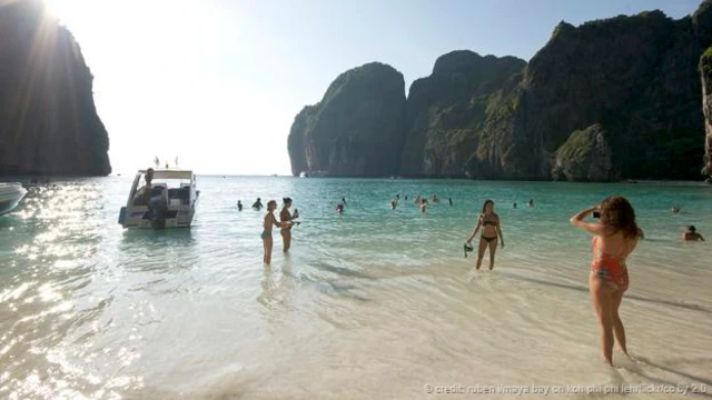 落日余晖洒在玛雅湾的泳者身上。(图片来源:rubeni/小皮皮岛的玛雅湾/Flickr/ CC BY 2.0)