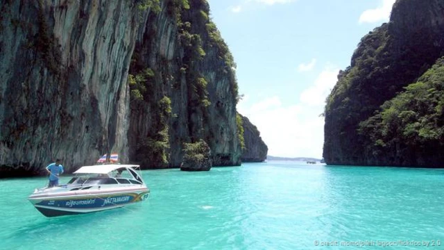 天堂湾(Pileh Lagoon)的碧绿海水。(图片来源:momo/翡翠湾/ Flickr/CC BY 2.0)