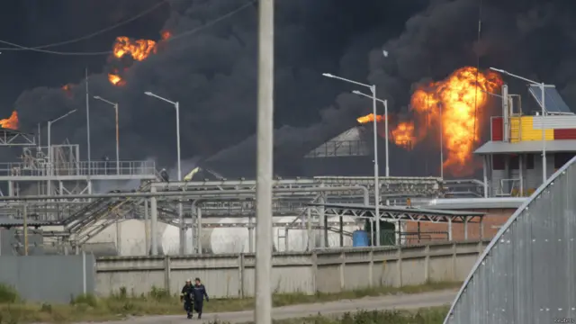 З військової бази, розташованої поруч з місцем пожежі, вже евакуювали боєприпаси, сказав міністр оборони. 