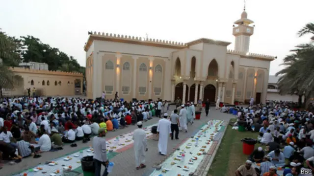 إفطار جماعي لعمال وافدين في احد مساجد دبي