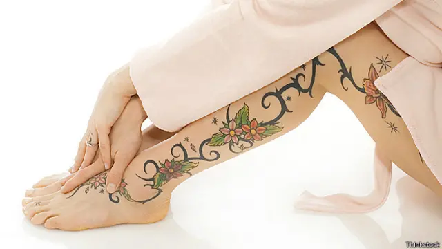 La mujer tenía 14 tatuajes en sus piernas.