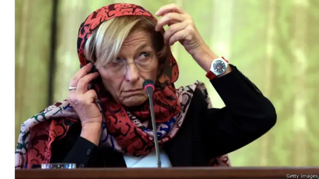 خانم بنیتو در تقلا با روسریاش حین کنفرانس خبری در تهران