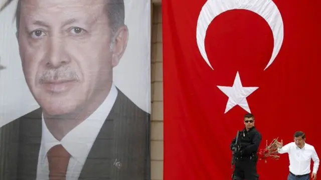 Davutoğlu, geçen Haziran'daki seçim kampanyası sırasında taraftarlarına karanfil atarken.