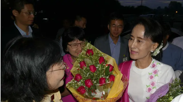 Kunjungan Aung San Suu Kyi ke Cina tidak terbayangkan lima tahun lalu mengingat dia merupakan penerima penghargaan Nobel untuk perdamaian.