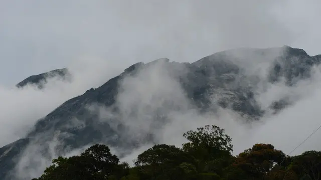 سباہ کے کدزان دسن قبیلے کا خیال ہے کہ اس پہاڑ میں ان کے آبا و اجداد کی روحیں موجود ہیں