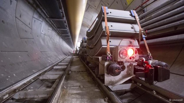 嚴密監視機器的進度，避免其偏離路徑(圖片來源：Crossrail)