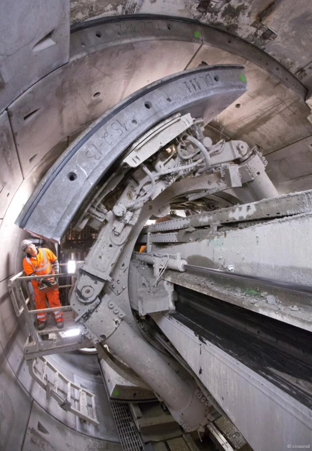 在隧道下，每個班組有15人，每12小時輪班一次(圖片來源：Crossrail)