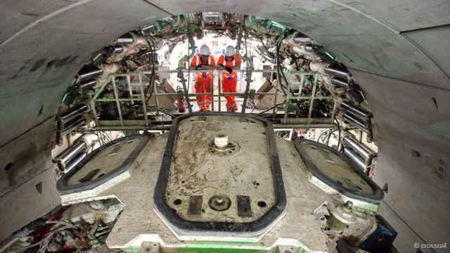 每推進1千米都要對刀盤進行檢查，確保刀頭仍然鋒利(圖片來源：Crossrail)