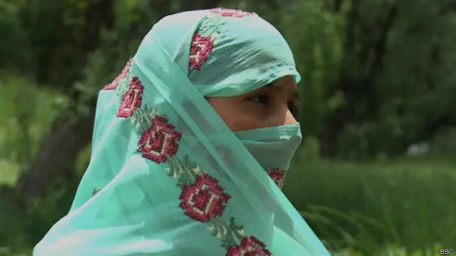 زرمینہ اسی علاقے کی رہنے والی ہیں۔ ان کی عمر 20 سال ہے۔ زرمینہ نے چند ماہ پہلے خود کشی کی کوشش کی تھی جو کامیاب نہ ہوسکی