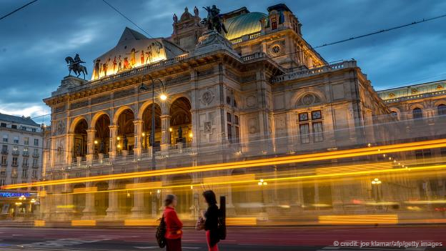 一辆有轨电车在维也纳国家歌剧院（Wiener Staatsoper）前驶过（图片来源：Joe Klamar/AFP/Getty Images）