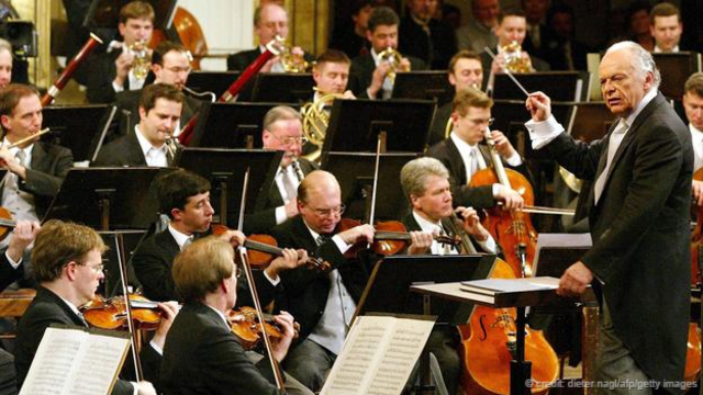维也纳金色大厅（Musikvereinin）的爱乐乐团（Philharmonic Orchestra）指挥家洛林·马策尔（Lorin Maazel）