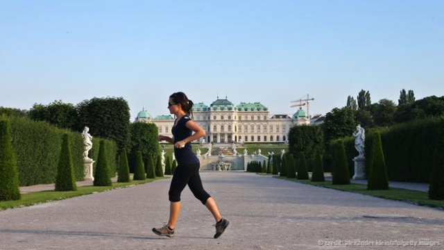 在美景宫（Belvedere Palace）的庭园中慢跑（图片来源：Alexander Klein/AFP/Getty Images）