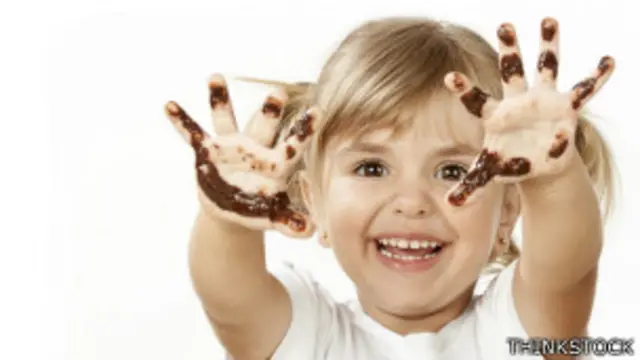 Las manos del hijo de Sturm no estaban tan sucias como la de esta niña, pero aun así contenían millones de bacterias.