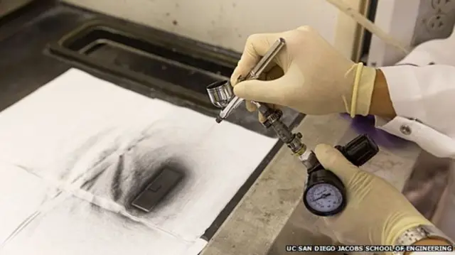 Pintando con la pintura negra más negra del mundo