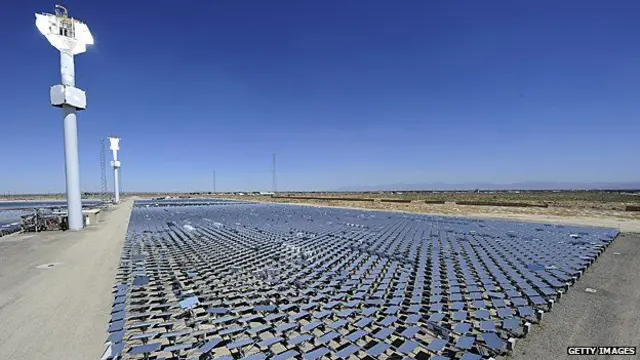 Las plantas de electricidad solar de concentración, como ésta de California, usan espejos para direccionar los rayos del sol hacia una torre central.