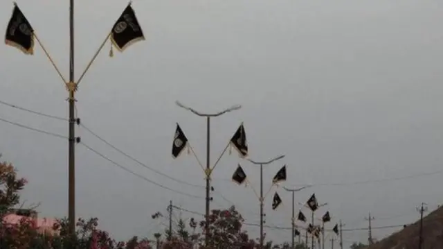 سٹرکوں پر ہر طرف دولتِ اسلامیہ کے جھنڈے دیکھے جا سکتے ہیں