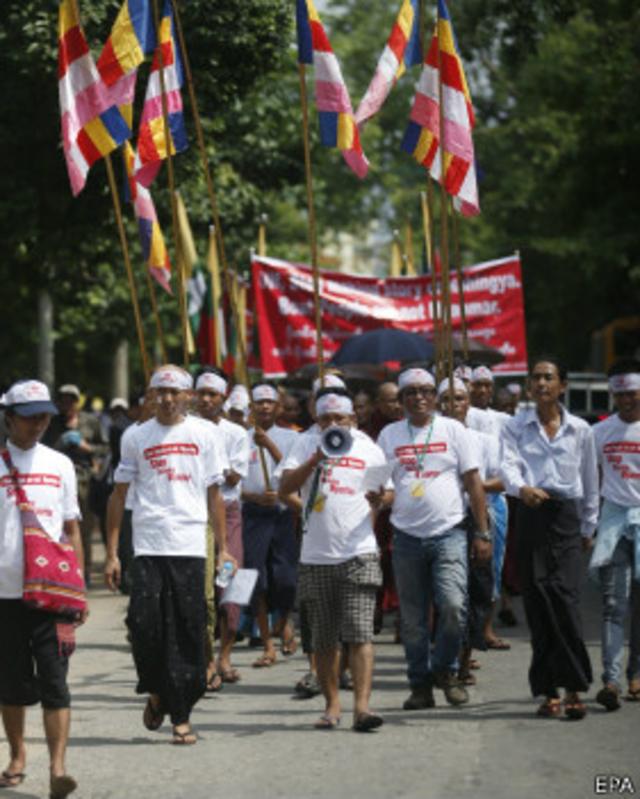 Protesta en Birmania contra los rohingyas.