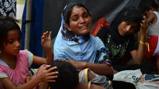 Mujer rohingya llorando