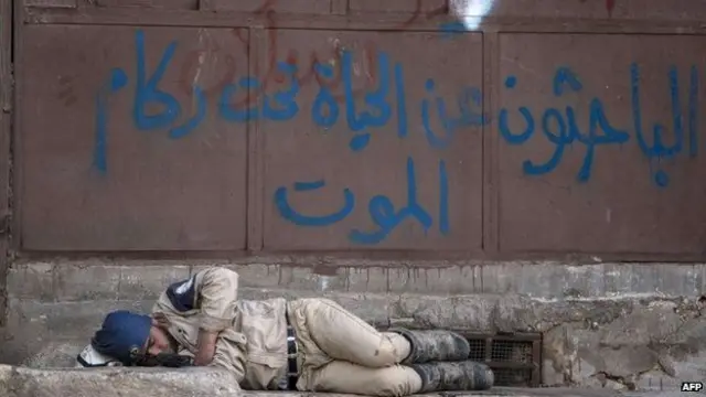 أحد أعضاء الدفاع المدني يأخذ قسطا من الراحة في الجانب الذي تسيطر عليه المعارضة في حلب