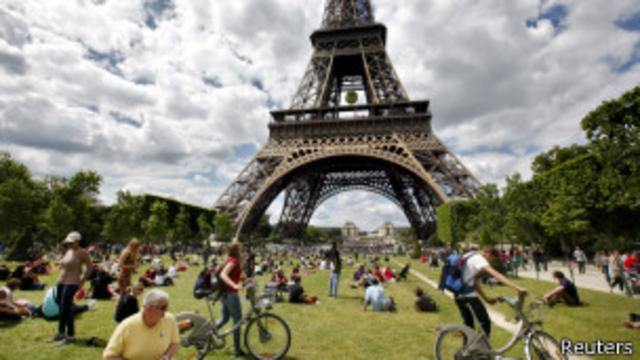 Gente en los alrededores de la Torre Eiffel en París 