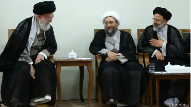 مسؤولان عالی قوه قضاییه که به طور مستقیم یا غیرمستقیم توسط رهبر منصوب میشوند، به طور مرتب بر تبعیت کامل از دستورات رهبر یا برخورد شدید با گروه خاصی از متهمان تأکید کرده و یا در اظهارنظرهای خود از گرایش سیاسی خاصی حمایت می کنند که نقض آشکار استقلال قضایی است.