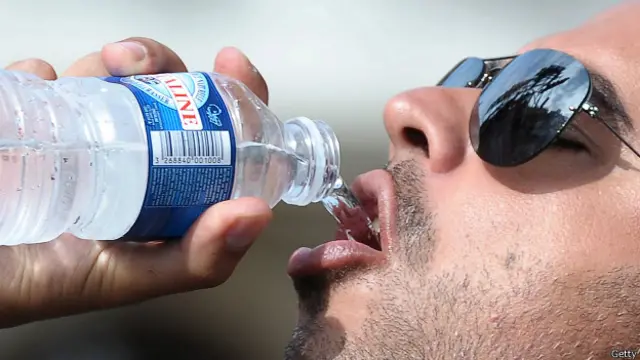 Мужчина пьет воду