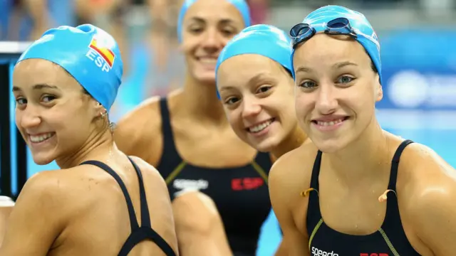 İspan üzgüçülük komandası Bakı Üzgüçülük Mərkəzindəki təlimlər zamanı şəkil üçün poza verir (Foto: Robert Prezioso/Getty).