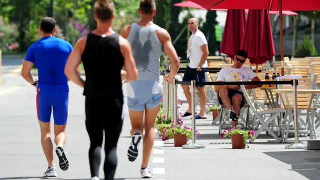 Atletlər Bakı 2015 öncəsi Atletlər Şəhərciyi boyu qaçırlar (Foto: Dan Mullan/Getty).