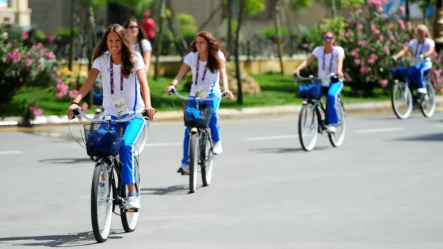 Yunan atletlər Atletlər Şəhərciyindəki Media Turu çərçivəsində velosiped sürürlər (Foto: Dan Mullan/Getty).