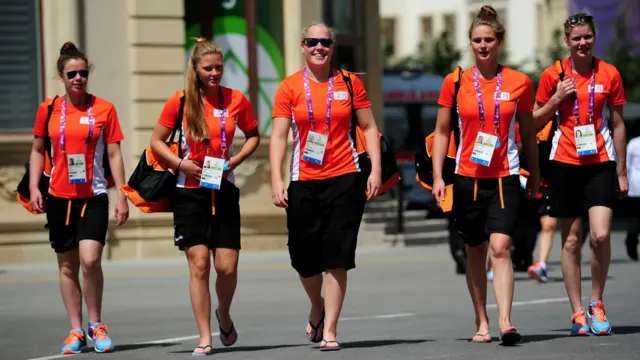 Niderlanddan olan idmançılar Atletlər Şəhərciyində gəzişir (Foto: Dan Mullan/Getty).