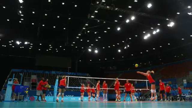 Xorvatiyanın qadınlardan ibarət voleybol komandası Crystal Hall-da hazırlıq keçir (Foto: Michael Steele/Getty).