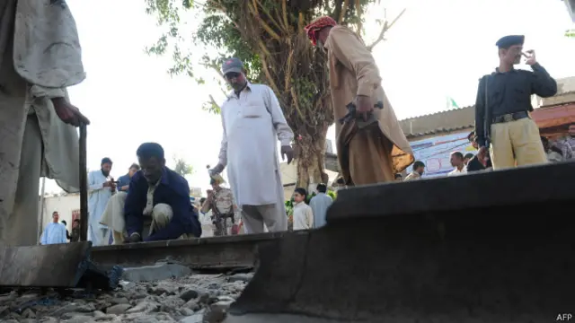 پولیس کے مطابق راجہ ڈاھر کا تعلق جیے سندھ متحدہ محاذ شفیع برفت گروپ سے ہے جو ریلوے لائنوں پر دھماکوں میں ملوث رہا ہے