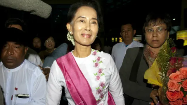 缅甸反对派领袖昂山素季抵达仰光国际机场（10/06/2015）