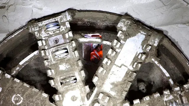 La cabeza perforadora de la máquina de túneles