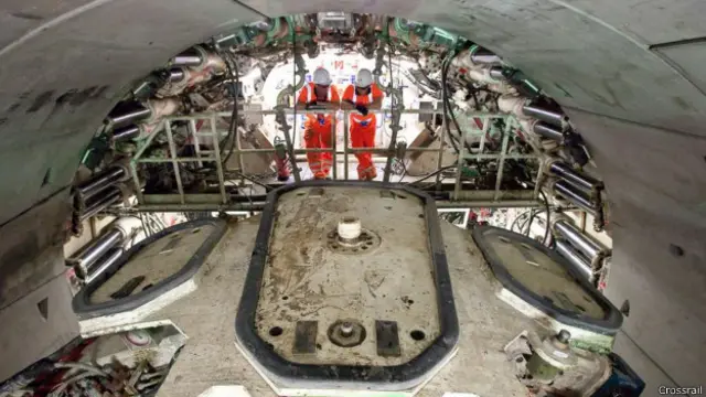 Dos trabajadores de Crossrail a bordo de una de las tuneladoras