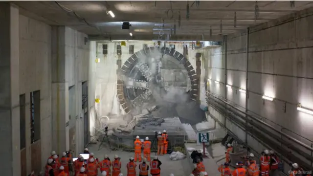 Trabajadores frente al avance de la tuneladora