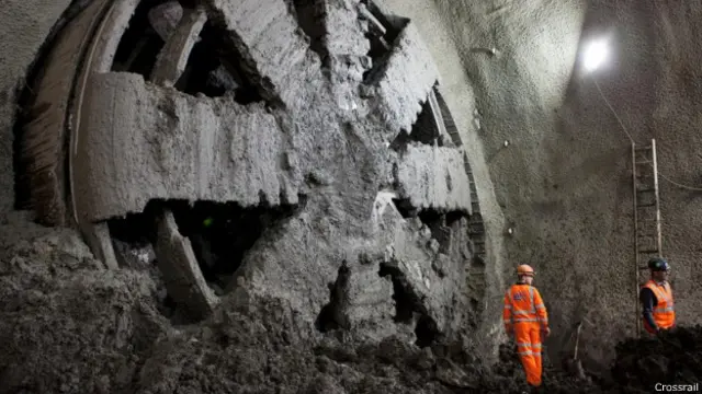 Frente a la cabeza de la excavadora
