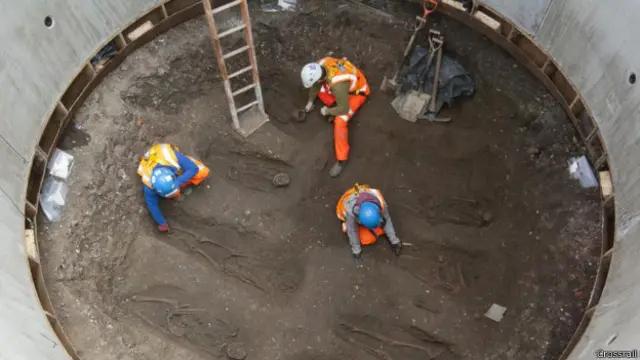 Los restos de víctimas de la plaga del siglo XIV hallados por las obras de Crossrail
