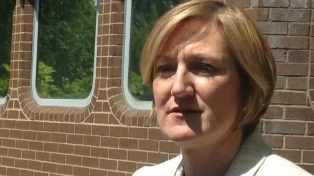 أشادت ليان بينهيل، من شرطة جنوب ويلز، بشجاعة المرأة وقوتها في المضي قدما