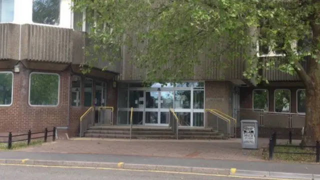 استمعت المحكمة لشهادة قالت إن المتهم هدد بقتل أبوها إن لم يزوجه إياها